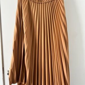 Uniqlo Tan Pleated Skirt
